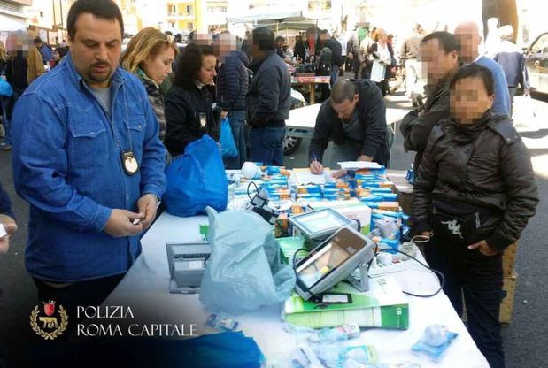 Mercato di Porta Portese, blitz dei vigili: maxi-sequestri e multe