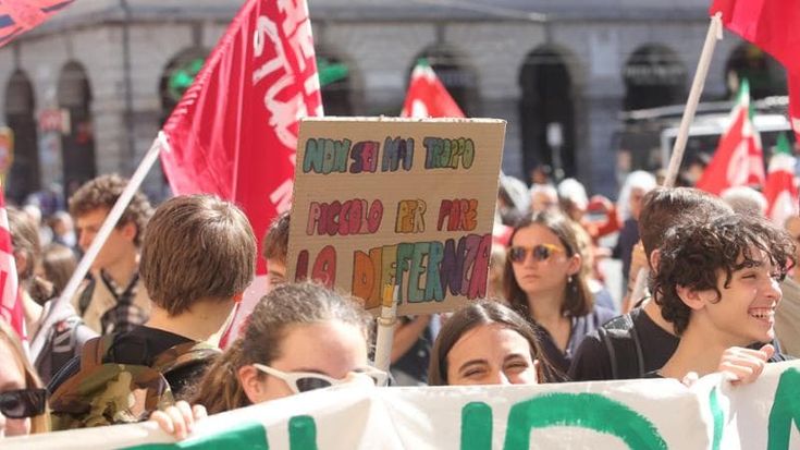 Fridays for future, staffetta tra generazioni in piazza a Genova