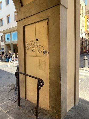 Firenze, imbrattato il loggiato del Corridoio Vasariano 