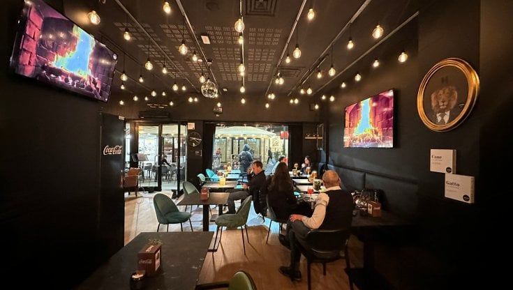 Il locale di Bari che baratta cibo con esibizioni degli artisti ora offre loro contratti: "Una programmazione da 200 appuntamenti"