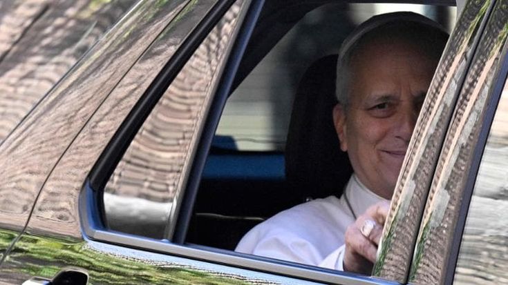 Leone lascia l’ospedale Gemelli: “Sto molto meglio”. Oggi l’Angelus. Il chirurgo: “Può viaggiare”