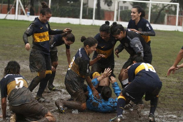 Calcio femminile, il Boca vince il terzo scudetto: la festa &egrave; nel fango
