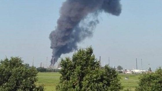 Forte esplosione in una raffineria Eni del Pavese, operaio trentenne ustionato