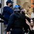Francia, 15enne perde una mano durante le proteste studentesche: indagine su granata della polizia