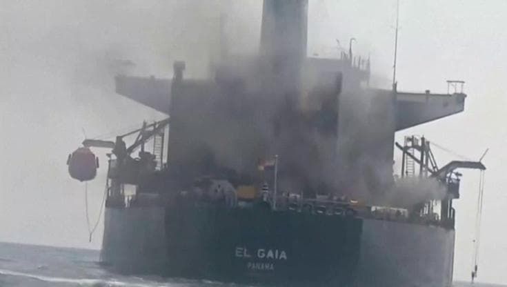 Hormuz, petroliera a fuoco. Le Guardie rivoluzionarie: "Una mina". Gli Usa: "No, un drone iraniano"