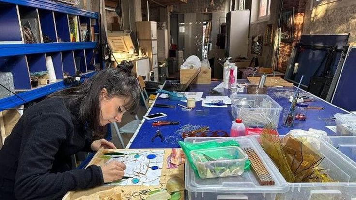 Gli ultimi artigiani, la maestra del vetro: “Una sfida continua, siamo rimasti in pochi”