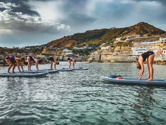 Ischia, lo yoga sulla tavola da surf: si medita immersi nella bellezza