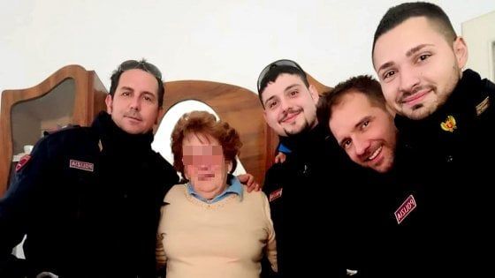 Parma, sola a Natale chiama il 113: gli agenti arrivano a farle compagnia