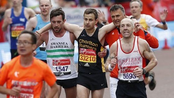 Matthew l'eroe di Londra: rinuncia alla volata finale per aiutare un runner in crisi
