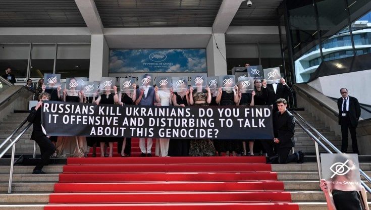 Cannes, protesta ucraina sulla Montée de Marche: "I russi uccidono gli ucraini"