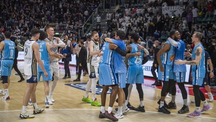 Basket, Napoli si salva e manda la Fortitudo in A2. Tortona, Sassari e Reggio Emilia ai play-off