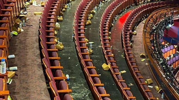 Dopo il glamour, i rifiuti: il retroscena degli Oscar in una foto
