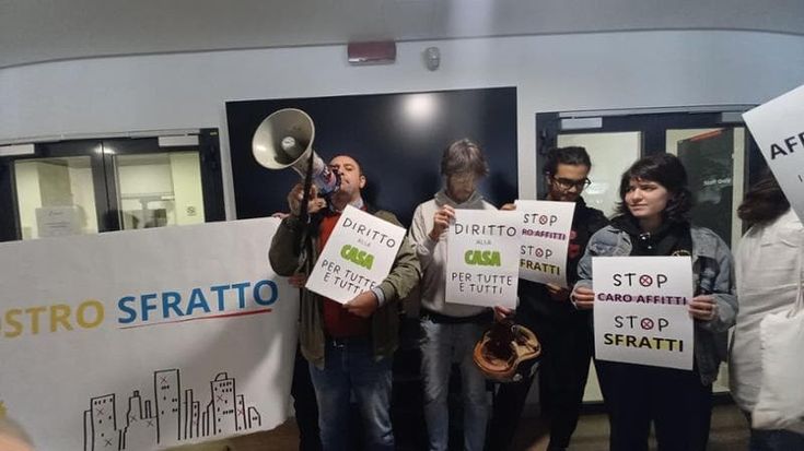 Iperturismo, blitz nella sede di Booking: “Il vostro b&b è il nostro sfratto”.