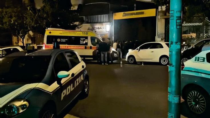 Malamovida a piazza Annibaliano, rissa davanti al fast food: ventenne in fin di vita