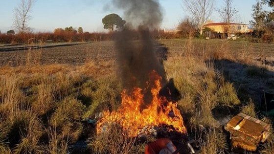 Casal di Principe, bruciavano rifiuti pericolosi: 7 arresti 
