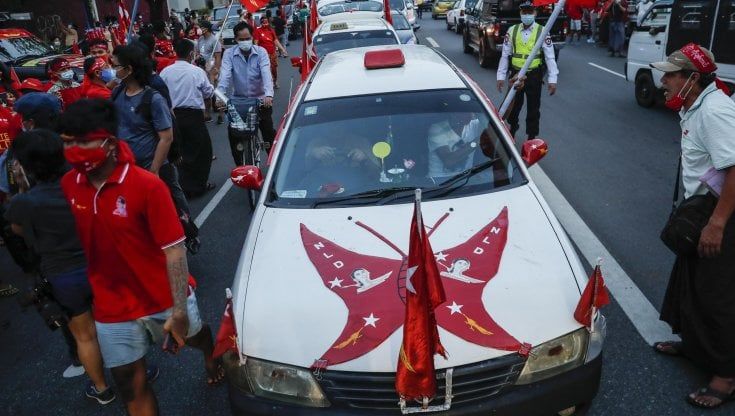 Birmania, il partito di Suu Kyi vince le elezioni ma le chiavi del potere restano ai militari
