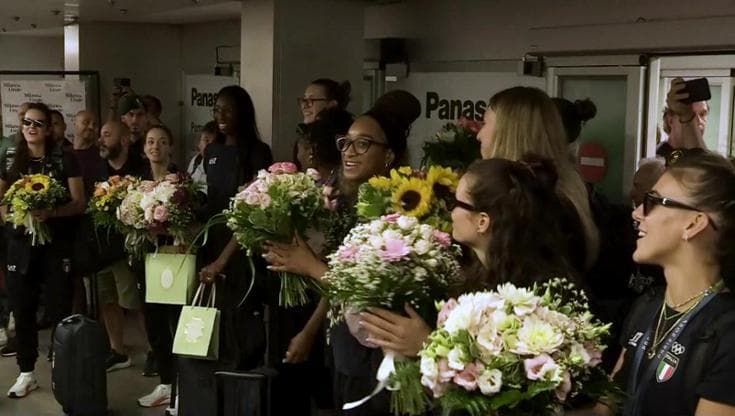Accoglienza trionfale a Linate per la Nazionale femminile di pallavolo: "Fiere della medaglia d'oro, abbiamo fatto qualcosa di grosso"
