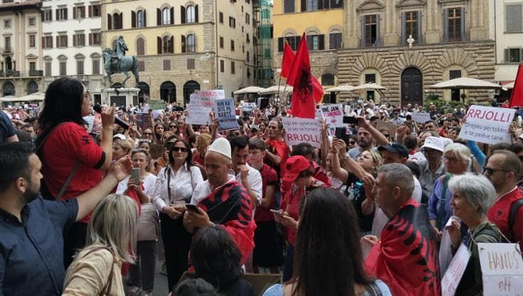 Albanesi in piazza a Firenze: “No al maxi resort nell’oasi naturale progettato dal genero di Trump”