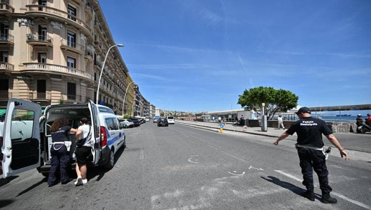 Napoli, fugge in scooter dai carabinieri in via Caracciolo e investe e uccide un pedone: arrestato