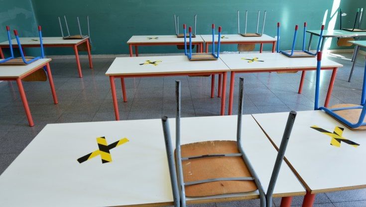 Scuole chiuse in Lombardia arancione scuro, l'ira del sindaco di Varese: "Sconsolante per i genitori saperlo poche ore prima"