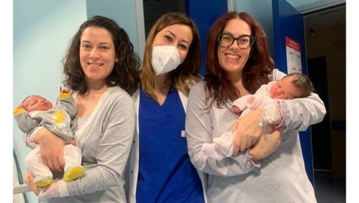 Sorelle partoriscono entrambe nel giorno di Capodanno le loro prime figlie: "Saranno quasi sorelle anche loro"