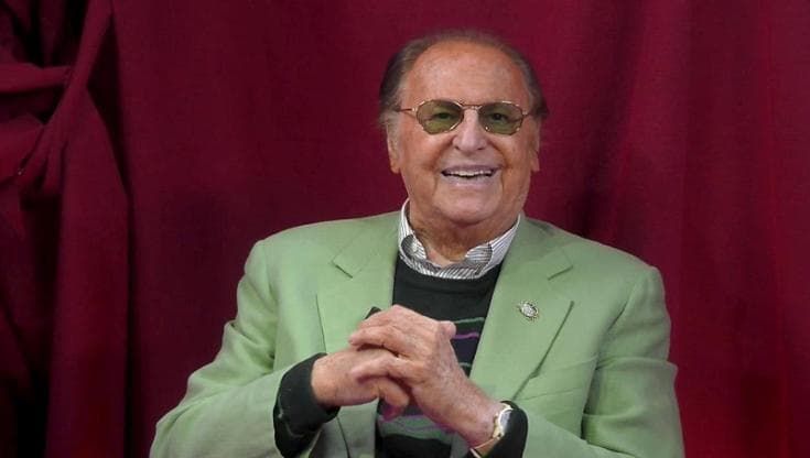 San Gennaro, Benigni e l’allegria: Renzo Arbore tra sacro e faceto