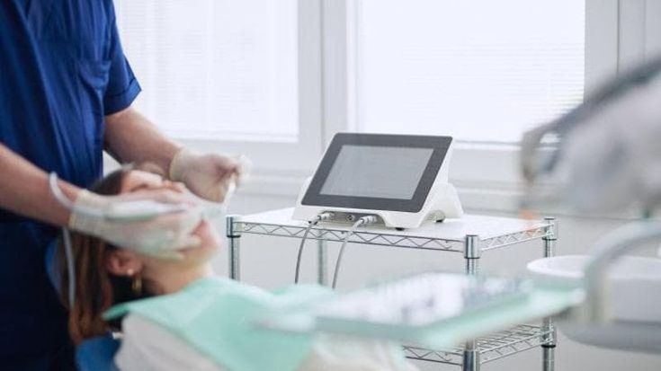 "All’estero per cure e impianti a metà prezzo”: dalla Puglia il boom del turismo dentale. L’allarme: “Poi tornano dai noi ma non possiamo riparare i danni”