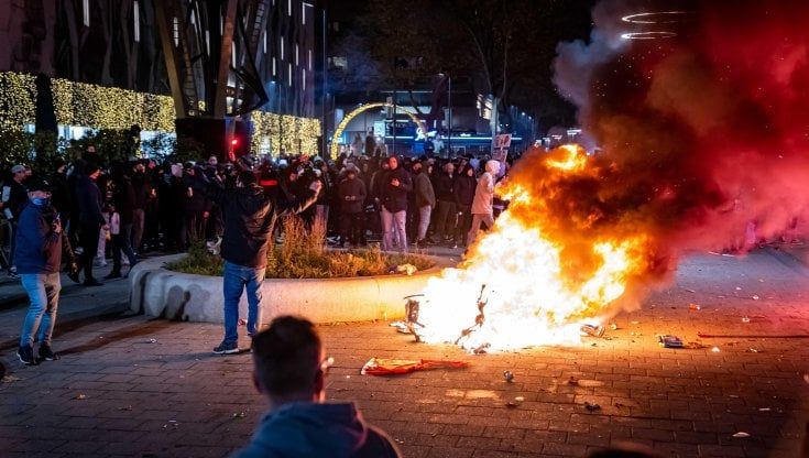 Rotterdam, la polizia spara colpi di avvertimento contro la protesta dei No Vax. Sette feriti