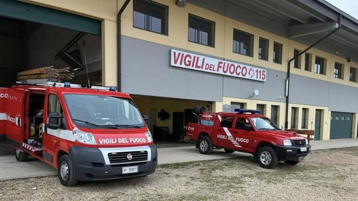 Furto al distaccamento dei vigili del fuoco di Riva: portate via attrezzature di soccorso