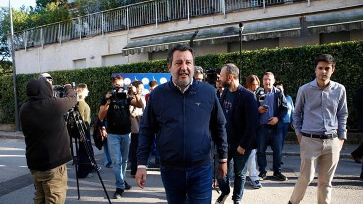 Lega, Salvini si dimette solo per ricandidarsi: “Ora basta divisioni”