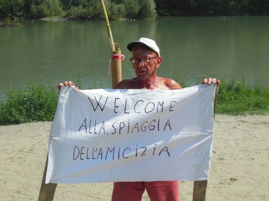Mario, il "bagnino fai da te" della spiaggia con vista Superga