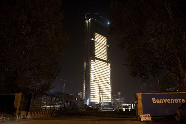 Milano, Isozaki accende il grattacielo pi&ugrave; alto d'Italia