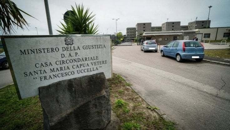 Carceri: nel casertano detenuto manda agente in ospedale