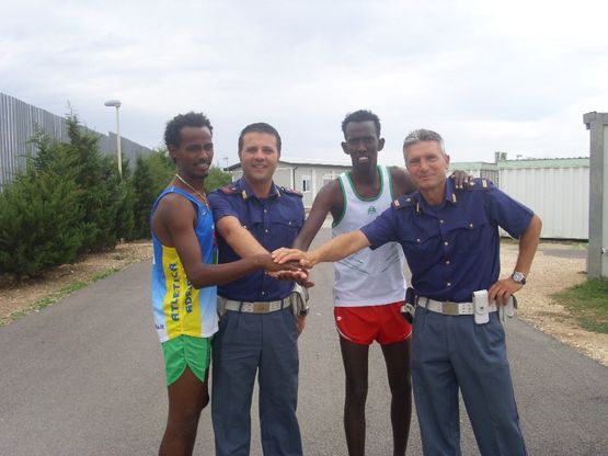 Bari, poliziotti scoprono due campioni al centro accoglienza