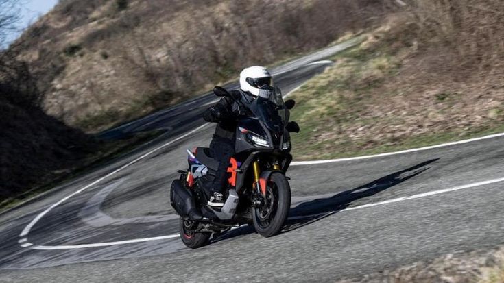 Aprilia SR 400 GT, lo scooter da corsa che va bene anche in città. La prova