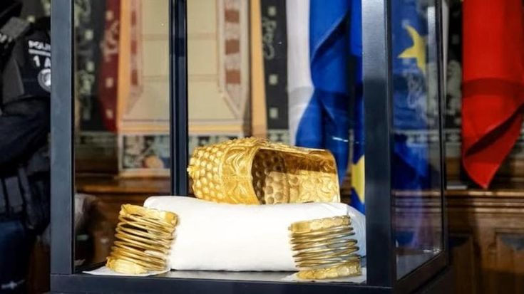 Archeologia, recuperato l’elmo d’oro degli antichi Daci. Dopo una caccia al tesoro internazionale