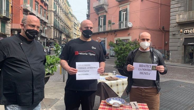 Napoli, la protesta dei ristoratori senza spazi all'aperto: "Ridateci la nostra dignità, fateci riaprire"
