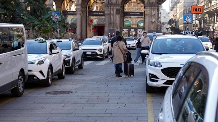 Licenze taxi, la protesta delle auto bianche contro le nuove regole: “Ricorso al Tar contro il Comune di Milano”