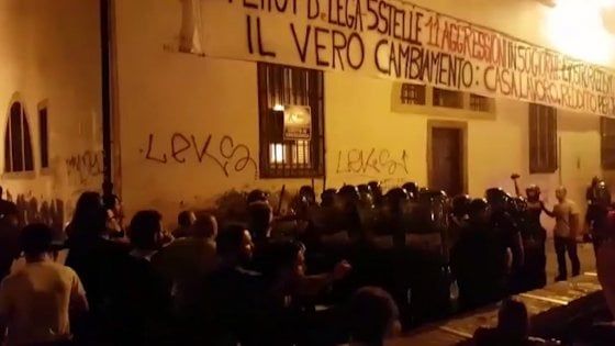 Livorno, rimosso lo striscione sul razzismo con la scritta "Effetto governo": scontri tra polizia e manifestanti 