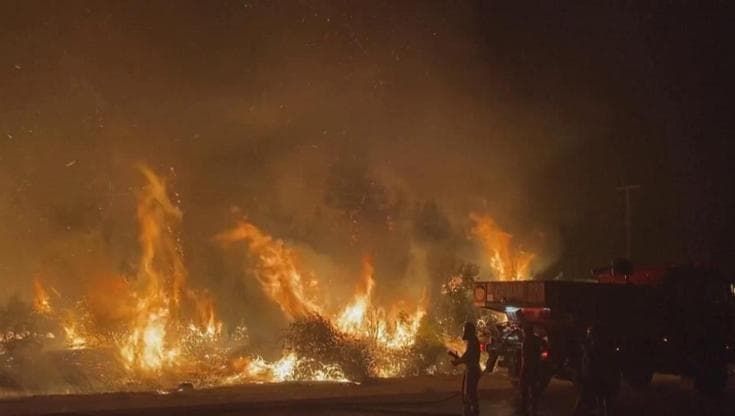 Incendi in Turchia, la battaglia di cielo e di terra dei pompieri tra fiamme altissime