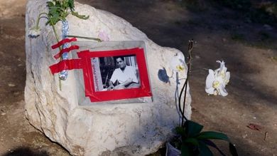 lapide di giuseppe pinelli vandalizzata