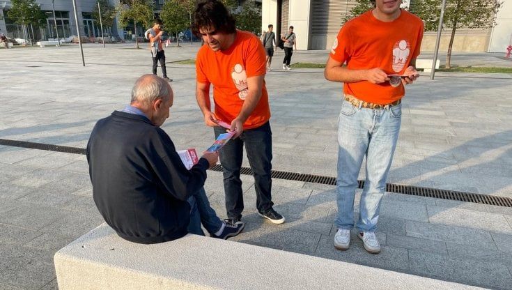 Con i giovani volontari del Pd per l'ultimo volantinaggio a Milano prima del voto: sorrisi, passione e qualche "no grazie"