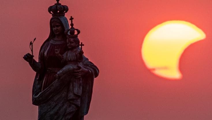 Lo spettacolo dell'eclissi al tramonto, Campania con gli occhi al cielo. Folla a Posillipo