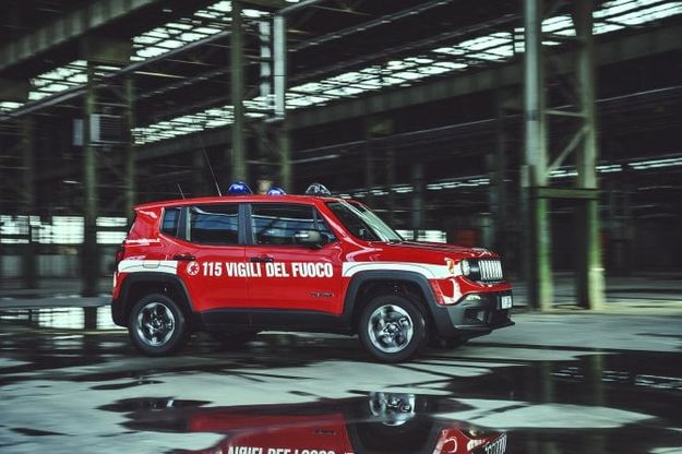 E la Jeep Renegade entra in servizio con i Vigili del Fuoco