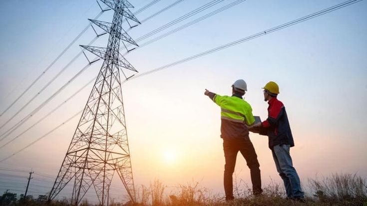Reti elettriche, investimenti globali oltre 470 miliardi. Ma i colli di bottiglia restano