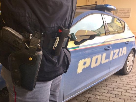 Polizia, gli agenti di Parma equipaggiati con spray al peperoncino 