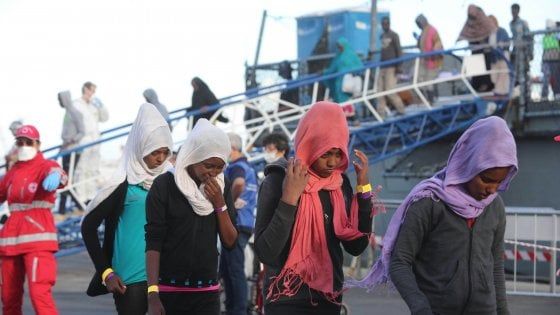 Migranti, Ue: "100 milioni per legge Minniti". Gentiloni: "Segua mobilitazione dei Paesi"