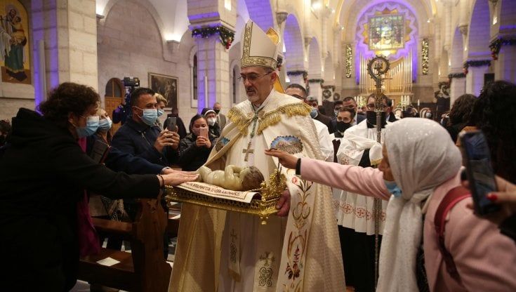 Il Natale fragile del mondo ai tempi del Covid, chiese vuote e messaggi di speranza. Il Papa: "Non piangiamoci addosso"