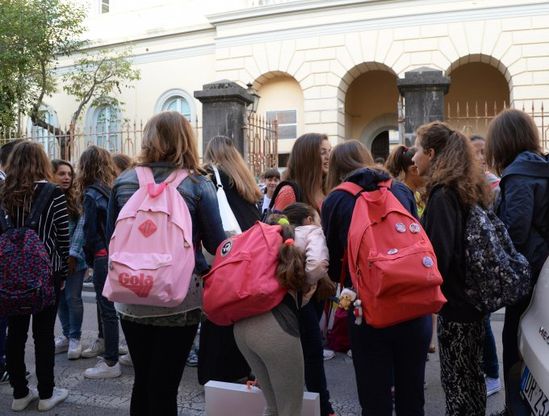 Ritorno a scuola, sì a movimento e zainetti tradizionali: così si salva la schiena a scuola