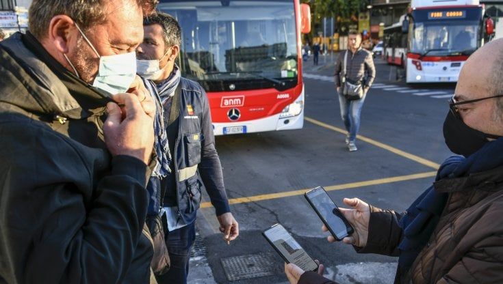 Covid, allerta nuova variante: “Multe e maxi controlli per fermare i No Vax”